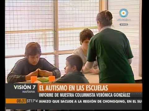 ¿Tienen los niños con autismo problemas visuales y de imitación?